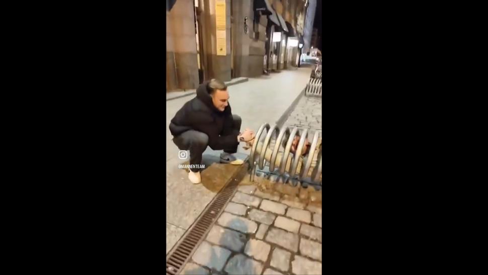Man gets stuck in bizarre coiled bike rack (@mannenteam/Instagram)