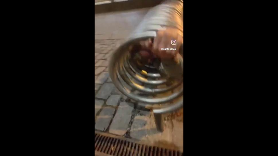 Man gets stuck in bizarre coiled bike rack (@mannenteam/Instagram)