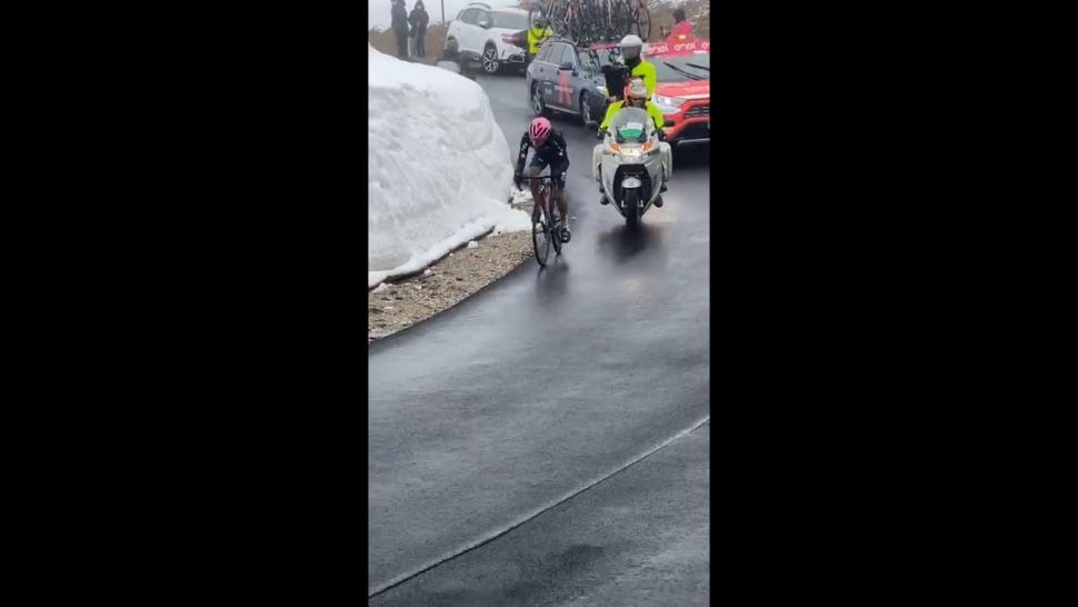 Giro Passo Giau live stream (via Igor Tavella Instagram)