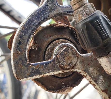 Bike shop mechanics stunned by cyclist's "toothless wonder" jockey wheels (@trench_tales/Instagram)