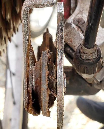 Bike shop mechanics stunned by cyclist's "toothless wonder" jockey wheels (@trench_tales/Instagram)