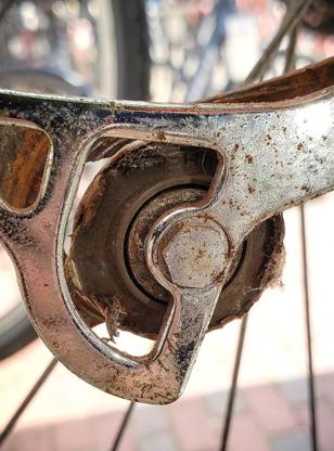 Bike shop mechanics stunned by cyclist's "toothless wonder" jockey wheels (@trench_tales/Instagram)