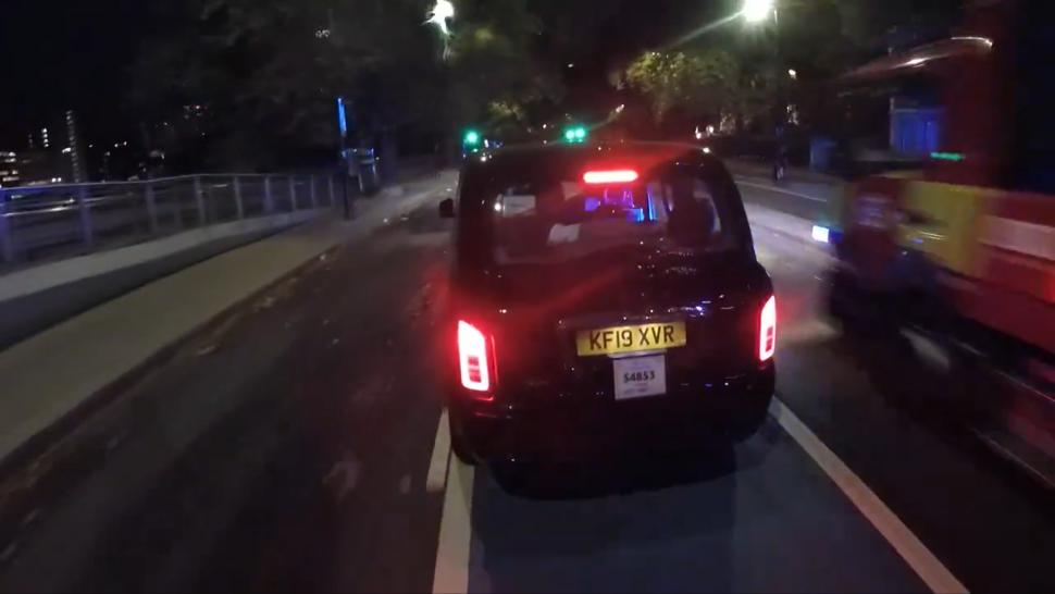 Internet reacts to cyclist and taxi driver video (@ChaponaBike123/Twitter)