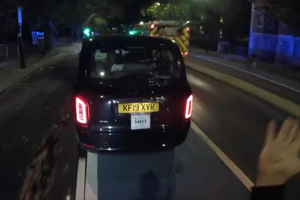Internet reacts to cyclist and taxi driver video (@ChaponaBike123/Twitter)