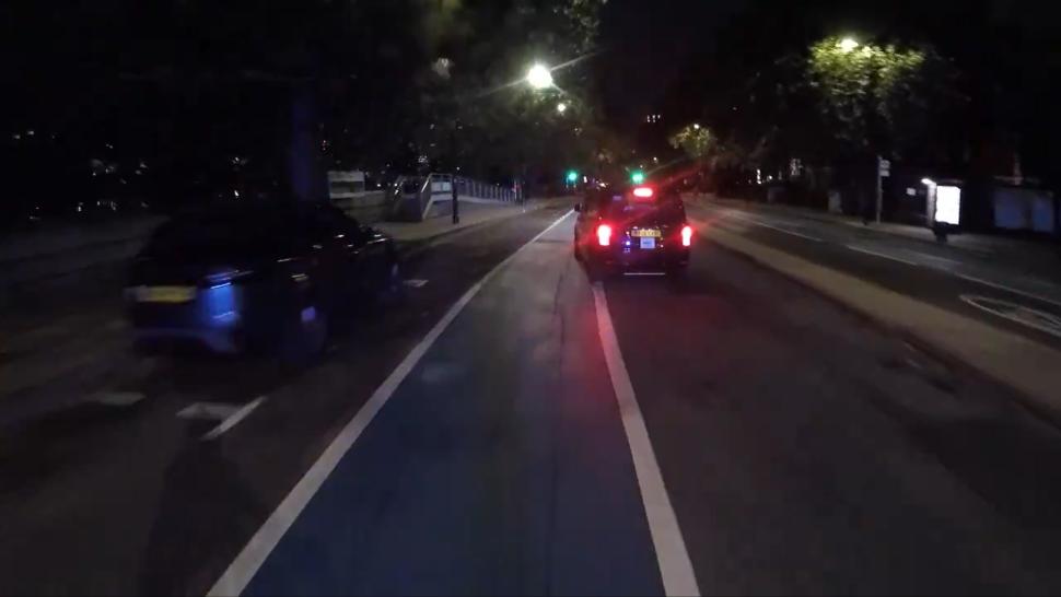 Internet reacts to cyclist and taxi driver video (@ChaponaBike123/Twitter)