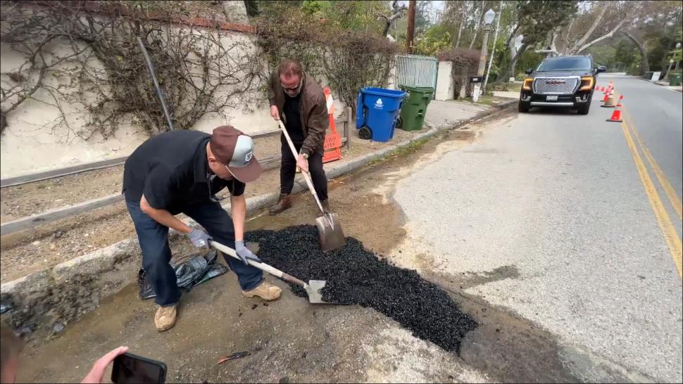 Arnold Schwarzenegger pothole repairing (Twitter/Arnold Schwarzenegger)