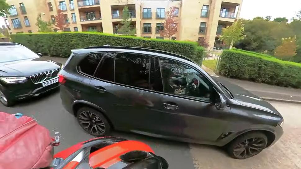 Cyclist films close pass and phone use (magnatom/YouTube)