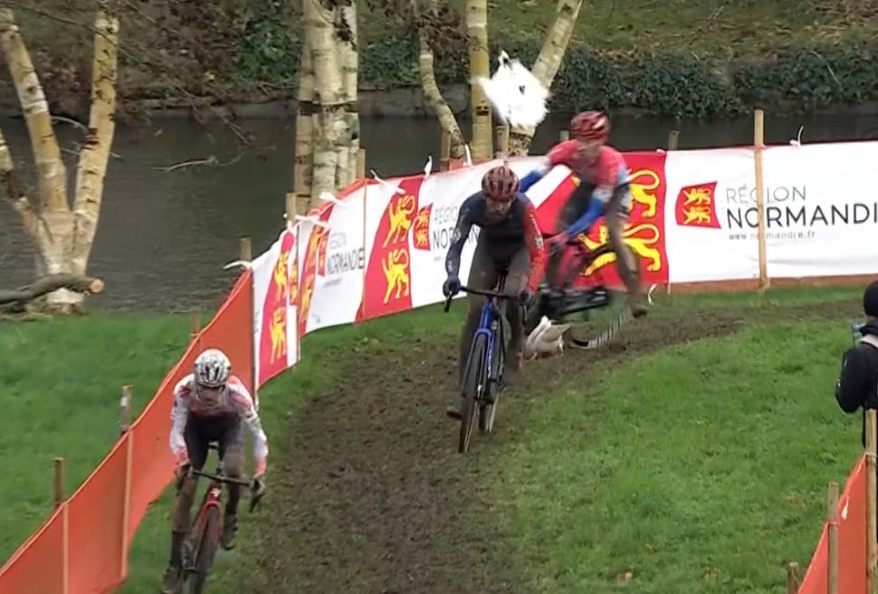 Lars van der Haar narrowly misses duck during UCI cyclocross World Cup round (GCN/Eurosport)