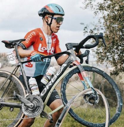 Johannes Adamietz's hookless incident at Strade Bianche