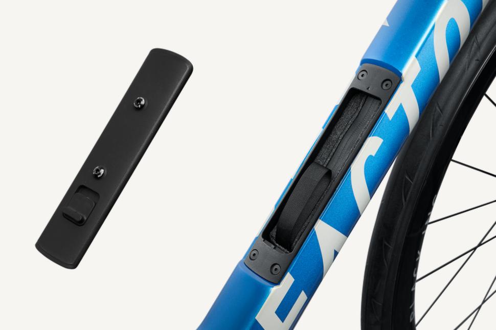 2025 Factor Monza aero bike frame storage