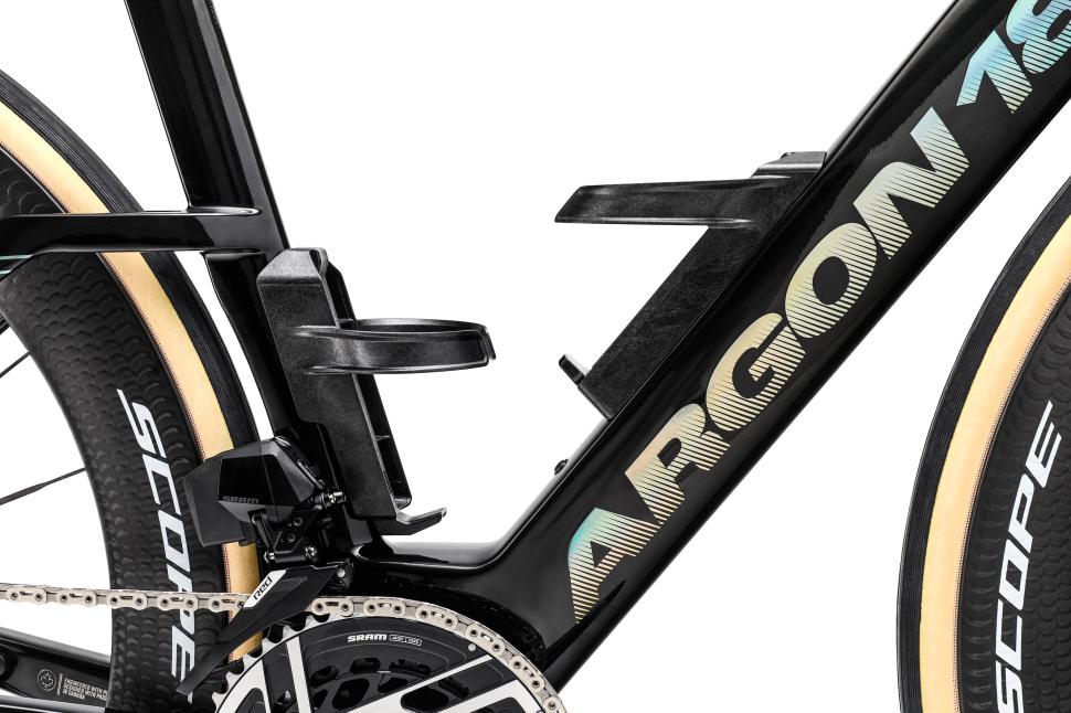 2025 Argon 18 Nitrogen Pro aero bike bottle cages