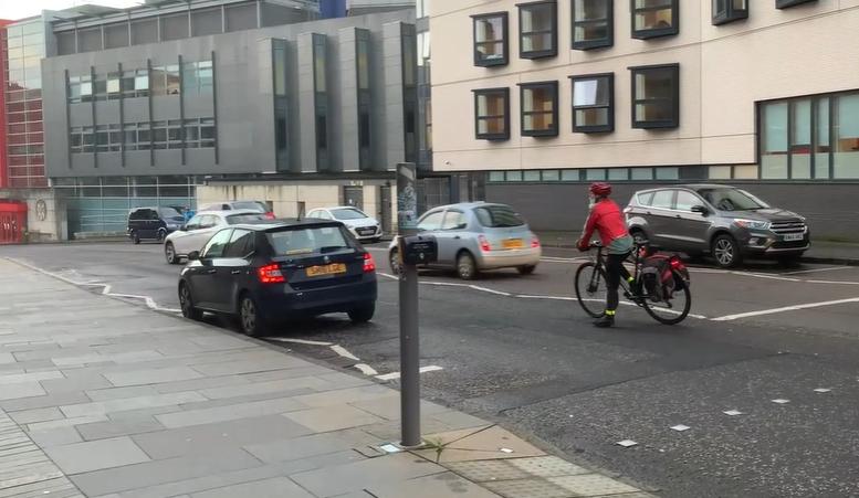 Edinburgh cyclist makes a point (video screenshot)