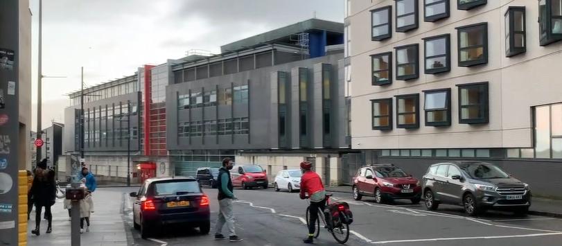 Edinburgh cyclist makes a point (video screenshot)