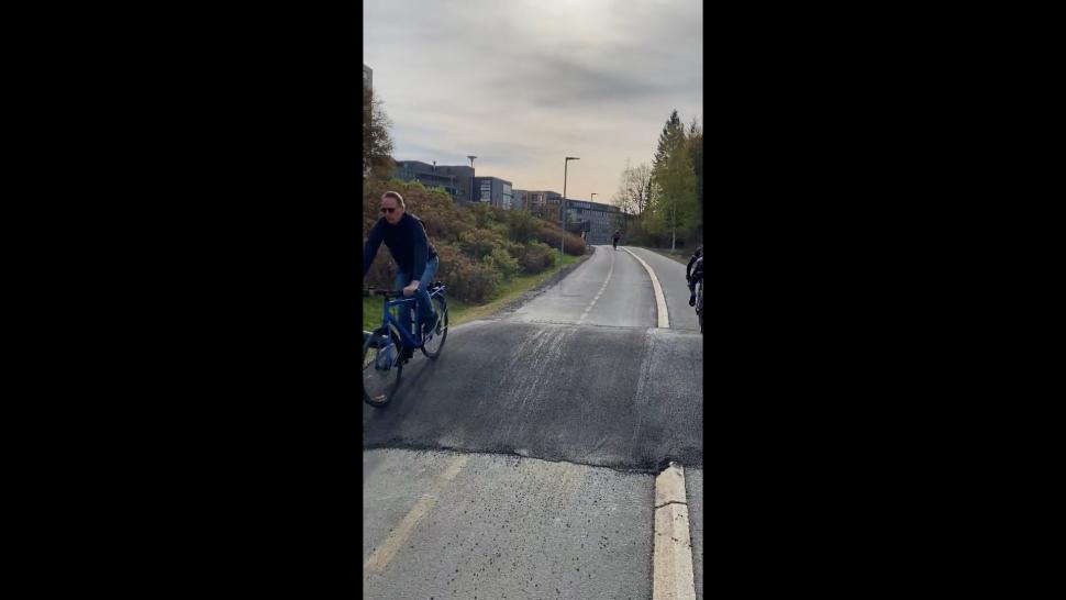 Norway cycle lane speed bump (@andershartmann/Twitter)