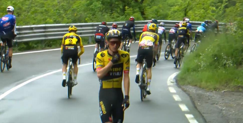Koen Bouwman checks on Tao Geoghegan Hart 2023 Giro (GCN/Eurosport)