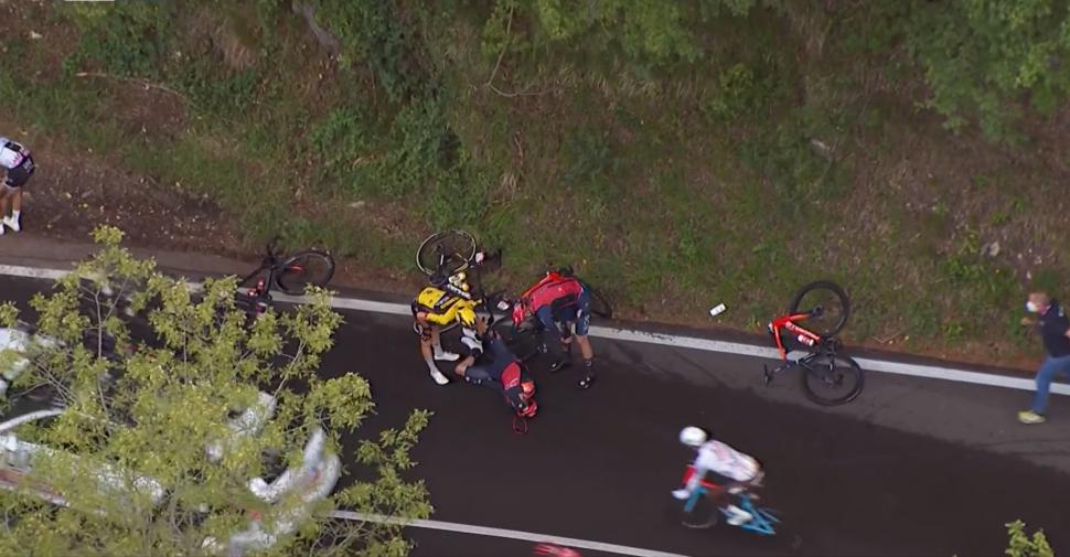 Koen Bouwman checks on Tao Geoghegan Hart 2023 Giro (GCN/Eurosport)