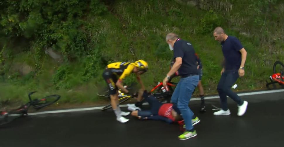 Koen Bouwman checks on Tao Geoghegan Hart 2023 Giro (GCN/Eurosport)
