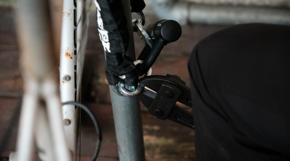 2025 Bike locks testing bolt cutters on chain