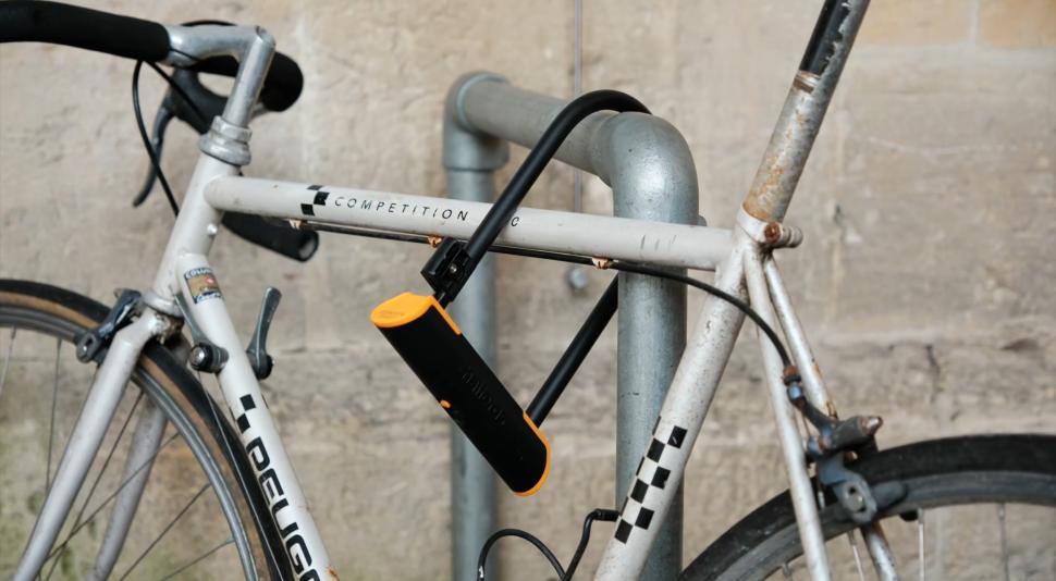 2025 Bike locks testing Halfords bike lock on bike
