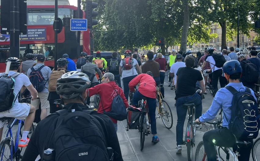 London cyclists (Twitter/@JimFrayling)