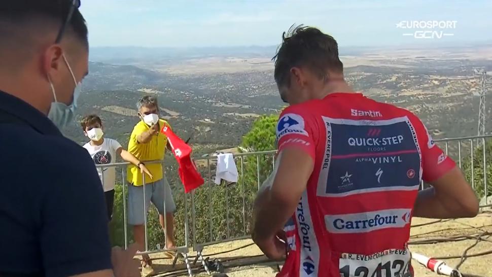 Remco Evenepoel refuses to sign jersey thrown at him (GCN/Eurosport)