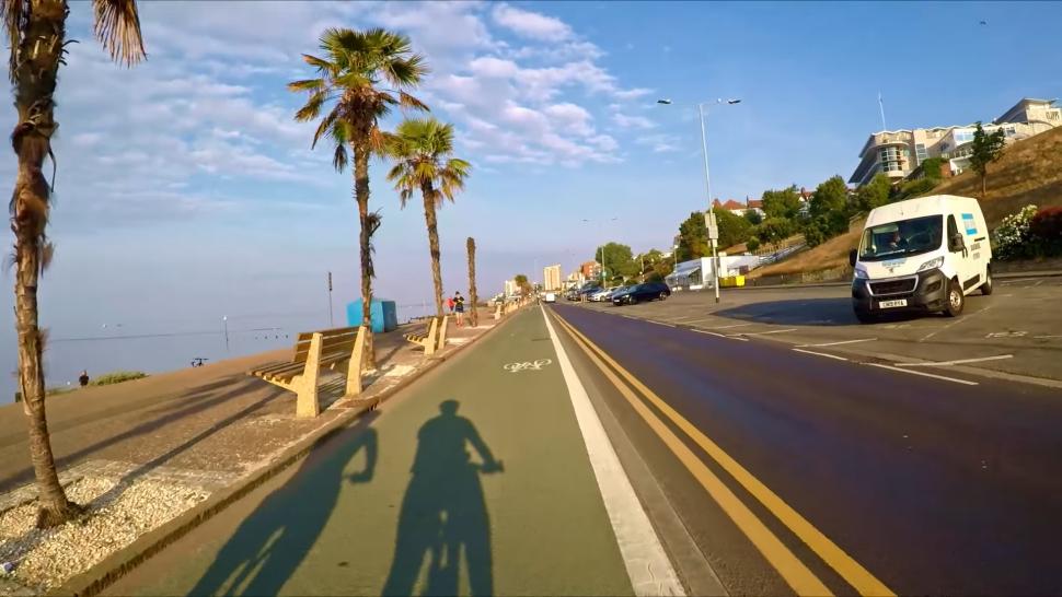Southend cyclists renovate bench