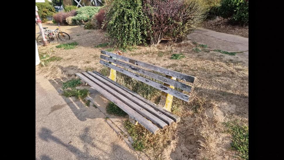 Southend cyclists renovate bench
