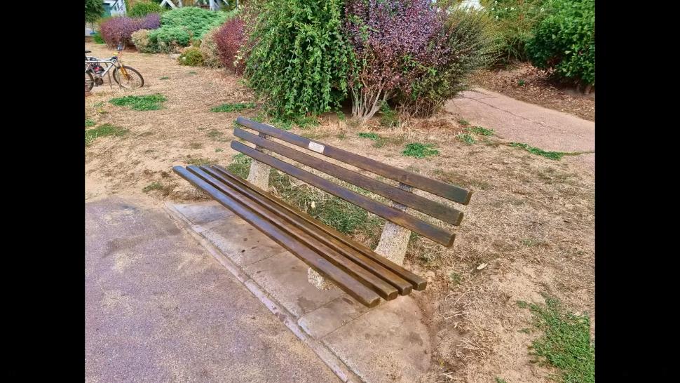 Southend cyclists renovate bench