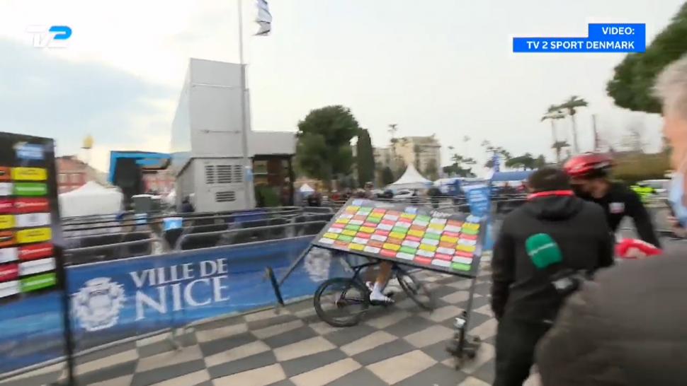 Kevin Geniets Paris-Nice advertising board crash (screenshot TV 2 SPORT)