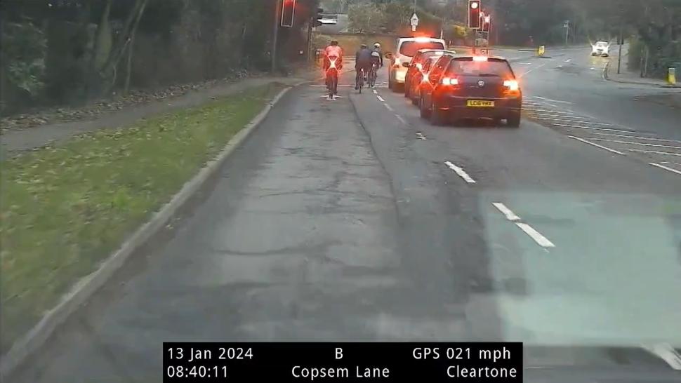 Surrey Police video of cyclists stopped for ignoring red light (@SurreyRS)