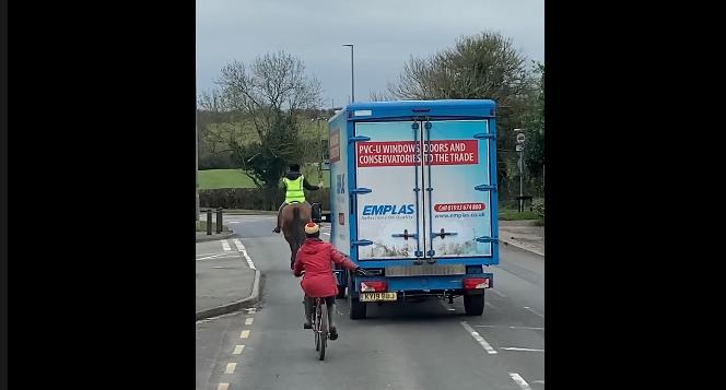 Bad overtake horse and cyclist (via Facebook video Pass wide and slow)