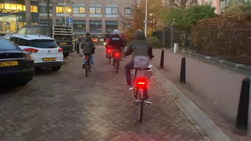 Dutch kids cycling to school (Twitter/ @BicycleDutch)