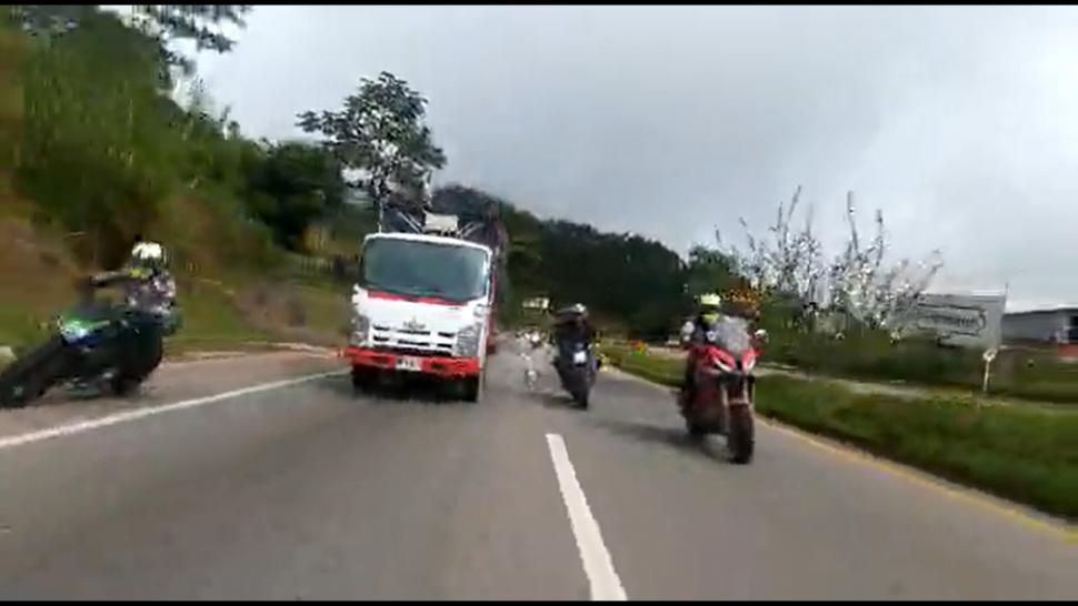Motorcyclist crashes into cyclist (screenshot Twitter video/ @Fabian Morales Perez)
