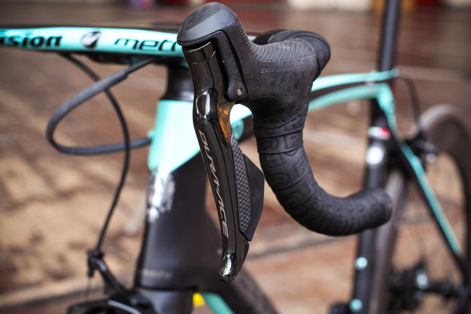 Shimano Dura-Ace R9150 Di2 - shifter 2.jpg