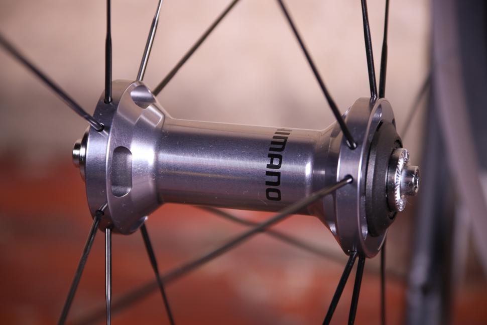 Shimano WH-RS500 Tubeless wheelset - front hub 2.jpg