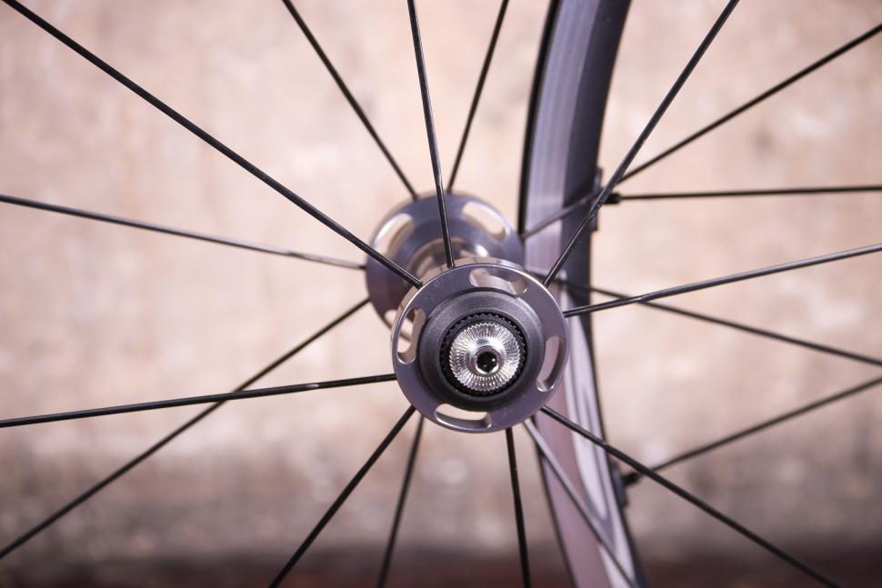 Shimano WH-RS500 Tubeless wheelset - front hub.jpg
