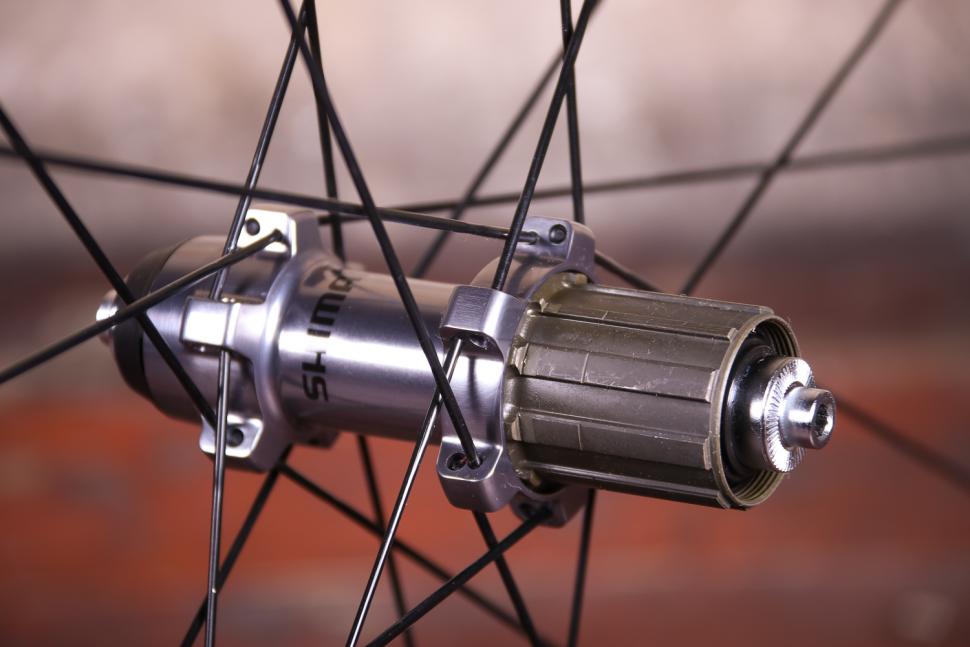 Shimano WH-RS500 Tubeless wheelset - rear hub 2.jpg
