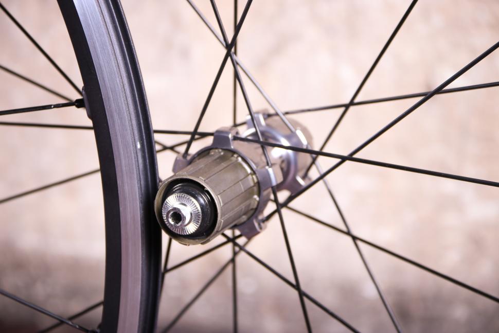 Shimano WH-RS500 Tubeless wheelset - rear hub.jpg