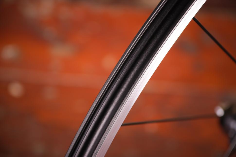 Shimano WH-RS500 Tubeless wheelset - rim bed.jpg