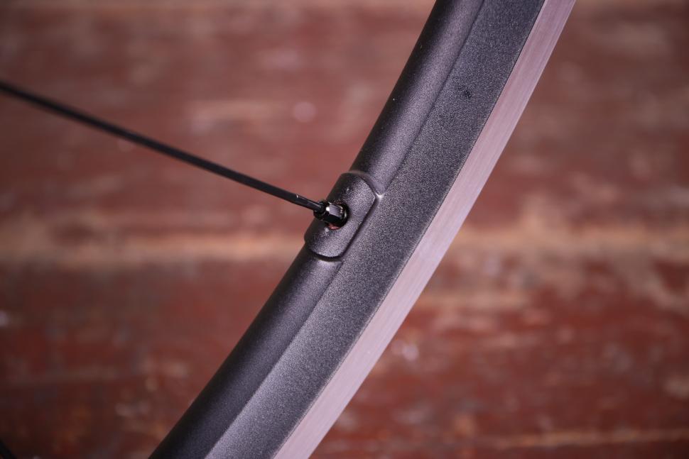 Shimano WH-RS500 Tubeless wheelset - spoke.jpg