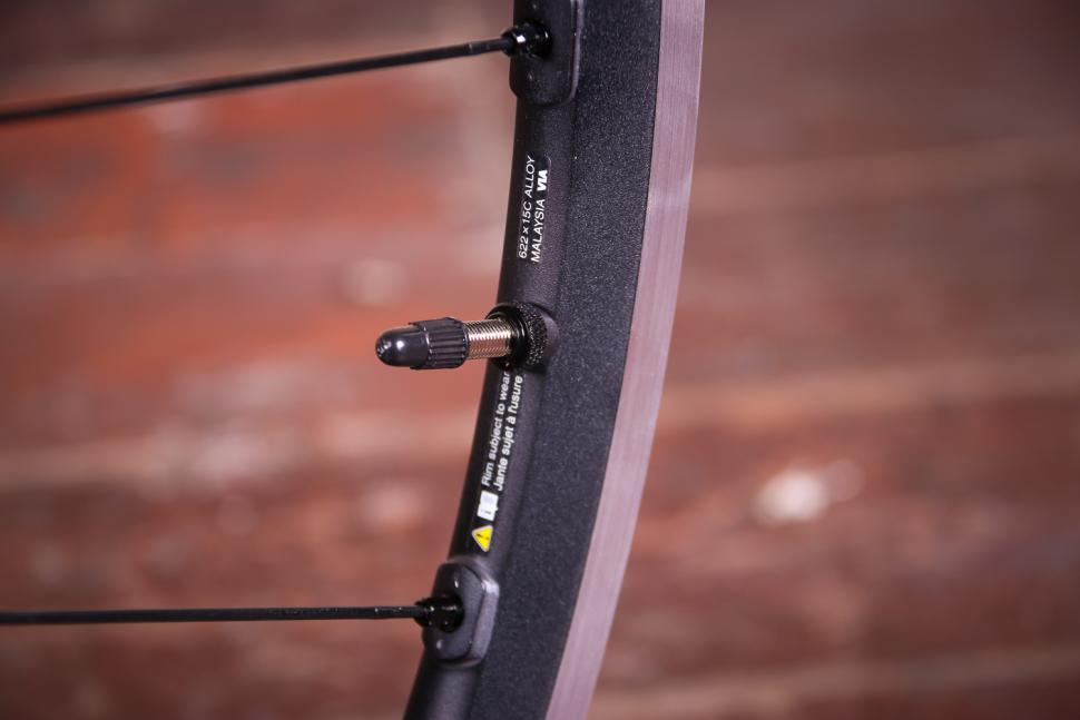 Shimano WH-RS500 Tubeless wheelset - valve.jpg
