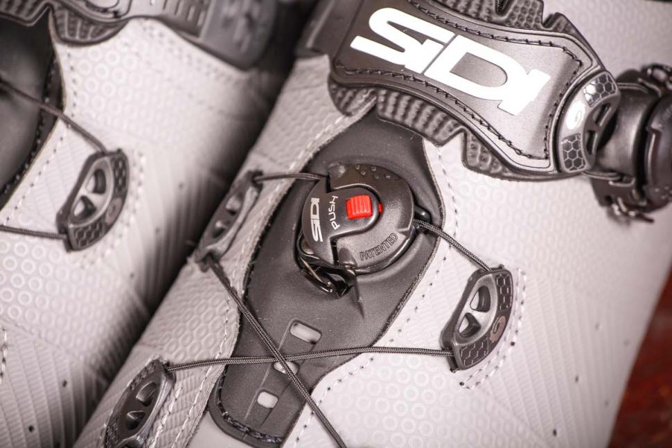 sidi_wire_2_matt_carbon_shoes_-_ratchet_detail.jpg