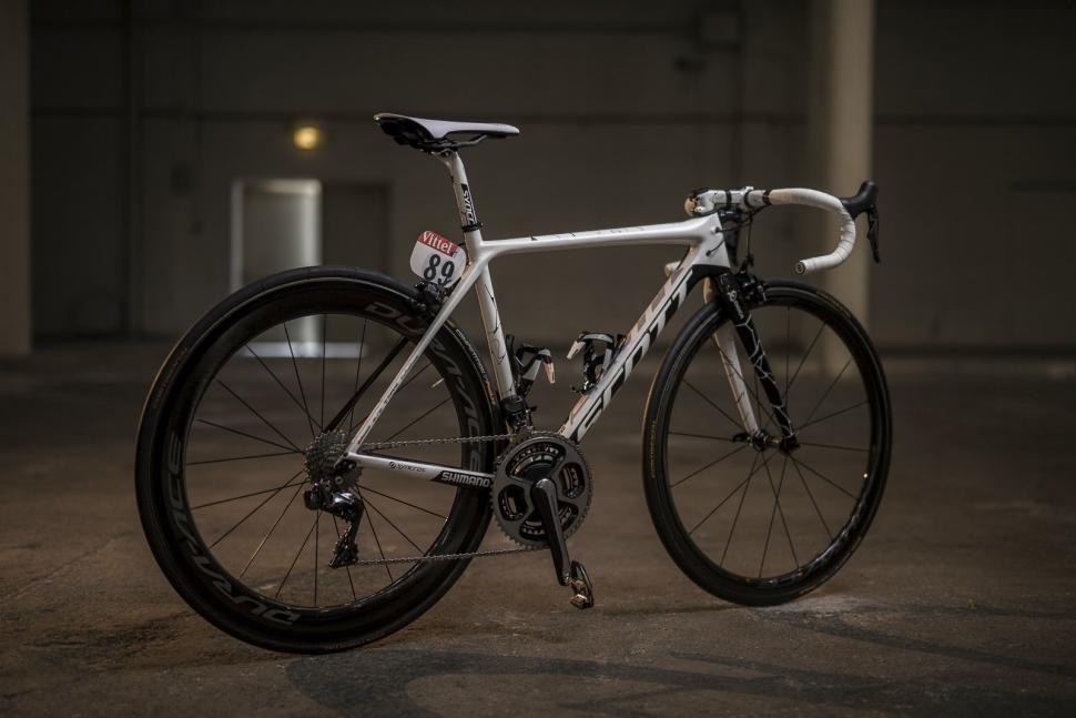 Simon Yates Scott Addict white jersey special edition photo credit K Ramon) (1).jpg