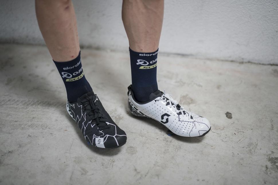 Simon Yates Scott Addict white jersey special edition photo credit K Ramon) (14).jpg