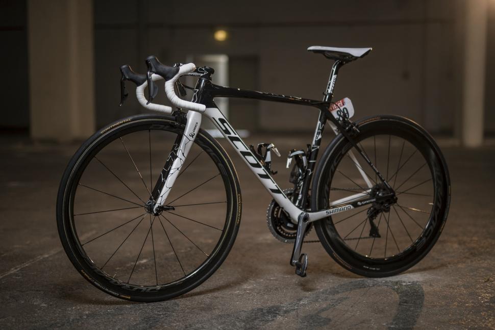 Simon Yates Scott Addict white jersey special edition photo credit K Ramon) (8).jpg