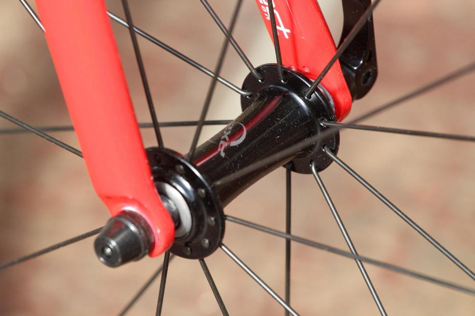 Specialized Allez E5 - front hub.jpg