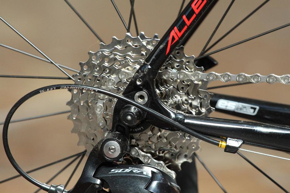 Specialized Allez E5 - rear dropout.jpg