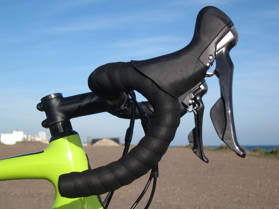 Specialized Diverge Comp Carbon - Shimano 685 Disc Levers Side.jpg