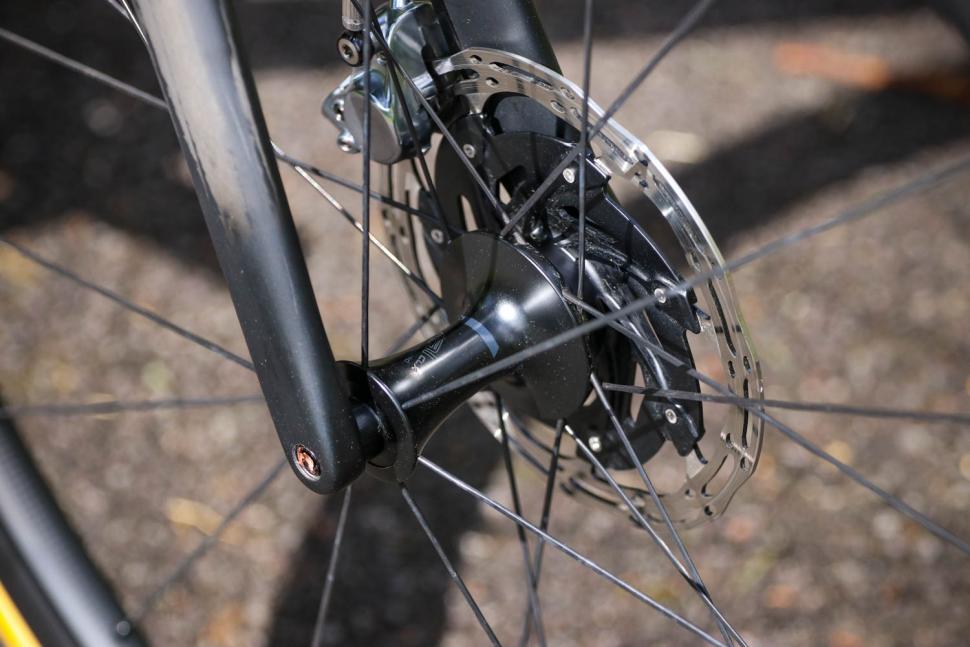 Specialized Roubaix - front hub.jpg