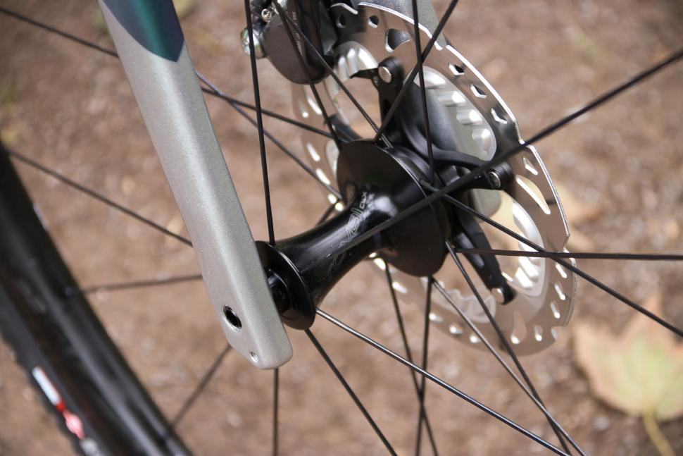 Specialized S-Works Diverge - front hub.jpg